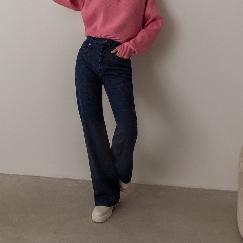 Flared jeans with square-shape pockets